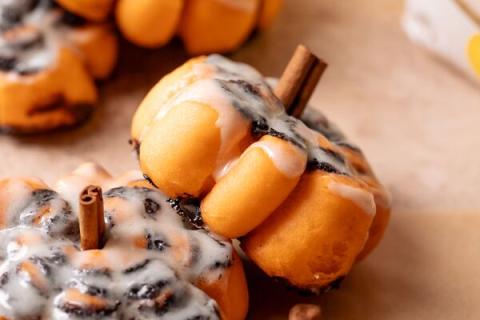Halloween Pumpkin Cinnamon Rolls